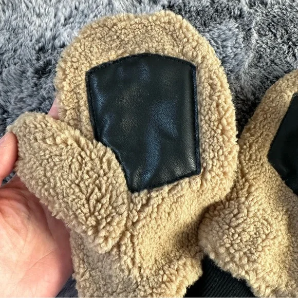 Intrend by Max Mara Plush Effect Mittens Size: OS New Fall / Winter Color: Camel - Picture 4 of 10